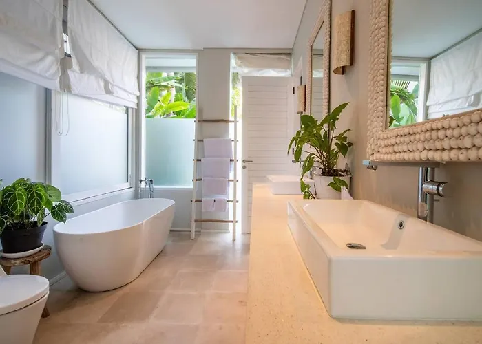 Villa Sunsara 2 - Spacious 4-bedroom Haven Next To Berawa *