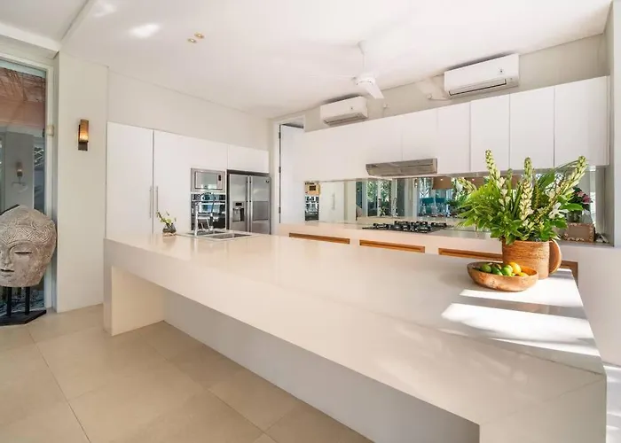 Sunsara 2 - Spacious 4-bedroom Haven Next To Berawa *