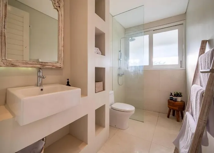 Sunsara 2 - Spacious 4-bedroom Haven Next To Berawa * Canggu