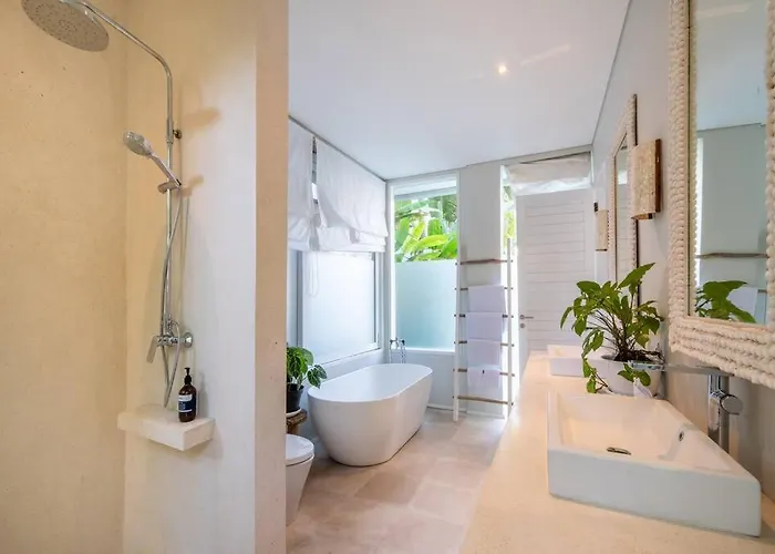 Sunsara 2 - Spacious 4-bedroom Haven Next To Berawa * Canggu
