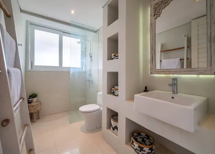 Sunsara 2 - Spacious 4-bedroom Haven Next To Berawa * Canggu