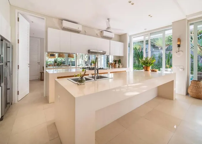 Villa Sunsara 2 - Spacious 4-bedroom Haven Next To Berawa