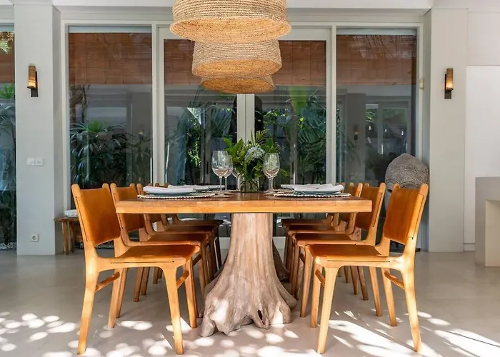 Sunsara 2 - Spacious 4-bedroom Haven Next To Berawa Villa *