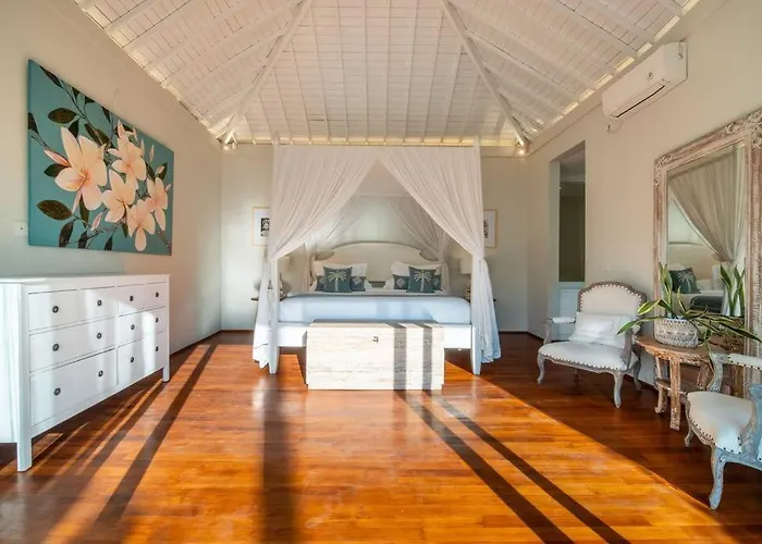 Sunsara 2 - Spacious 4-bedroom Haven Next To Berawa Villa
