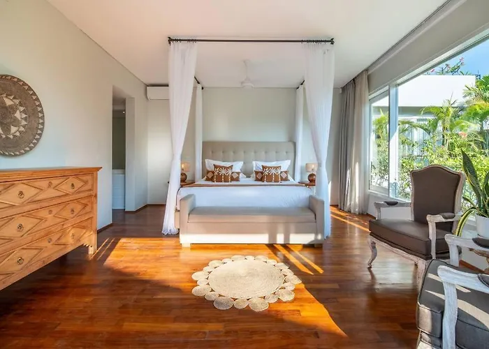 Villa Sunsara 2 - Spacious 4-bedroom Haven Next To Berawa Canggu