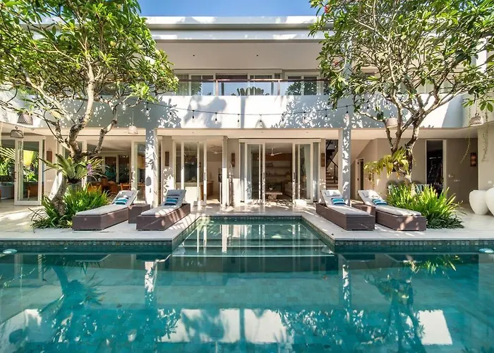 Sunsara 2 - Spacious 4-bedroom Haven Next To Berawa Villa *